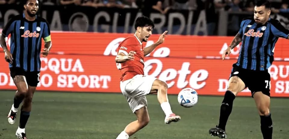 Jugador de fútbol realizando un pase en el partido