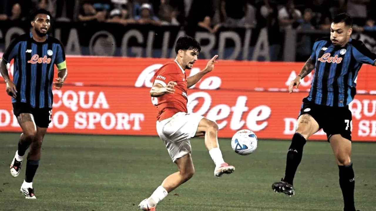 Jugador de fútbol realizando un pase en el partido