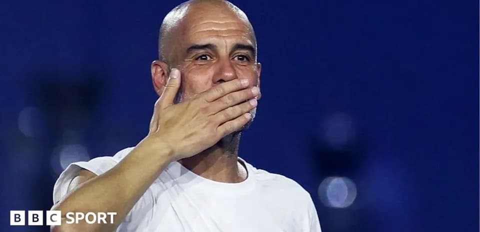Entrenador saludando al público tras el partido