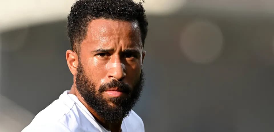 Jugador de fútbol con barba mirando a la cámara