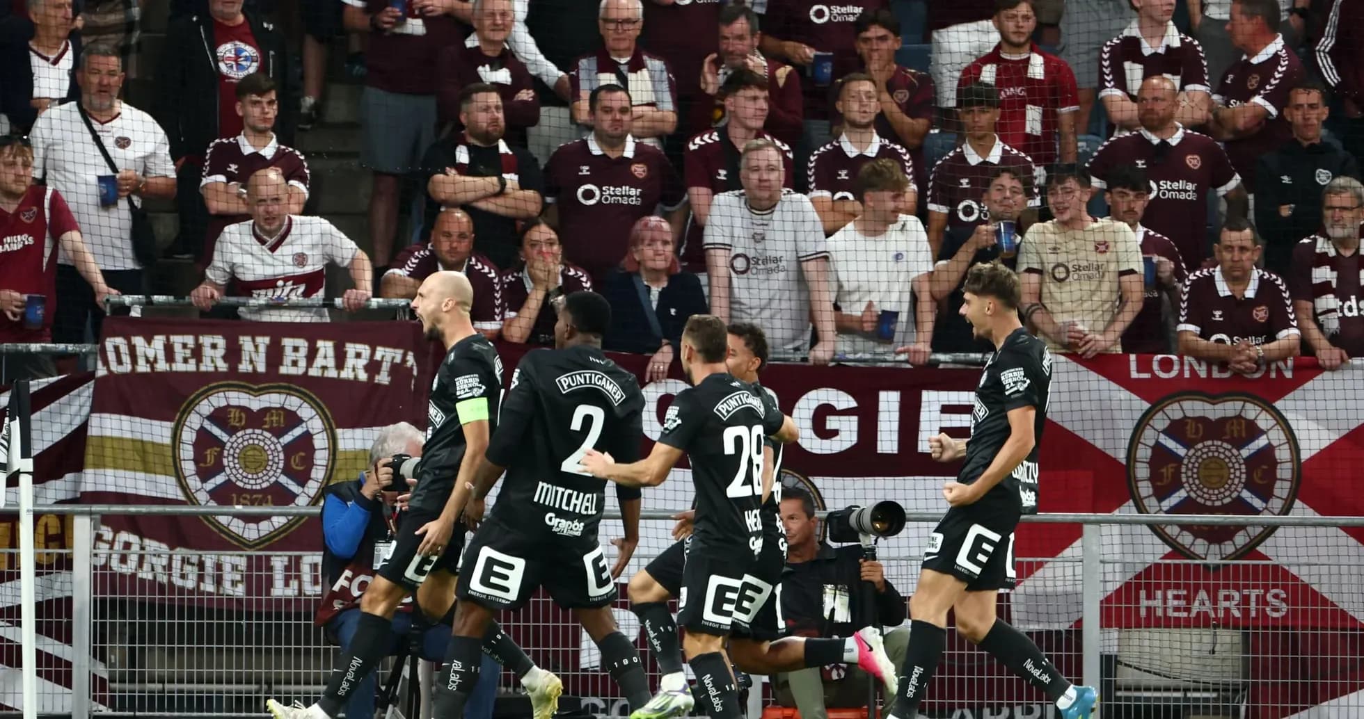 Jugadores celebrando con aficionados de Hearts