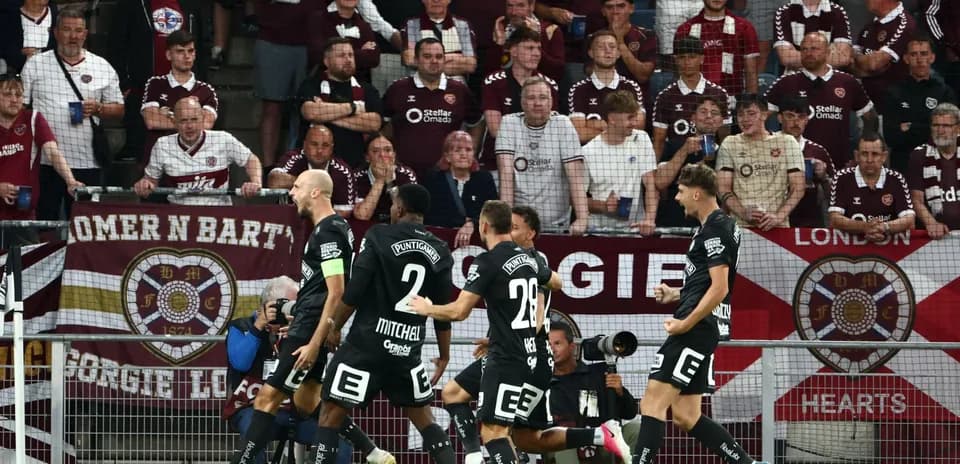 Jugadores celebrando con aficionados de Hearts