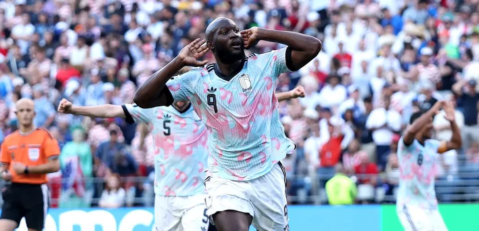 Jugador celebrando un gol en un partido de fútbol