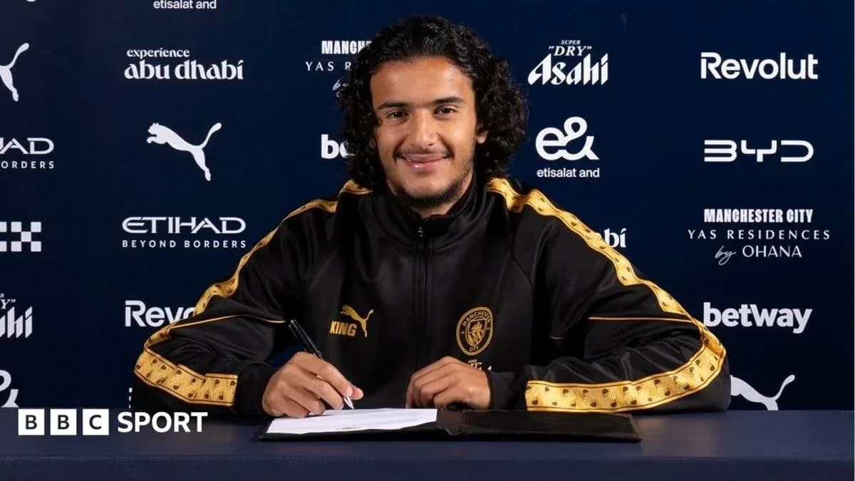 Jugador firmando contrato en conferencia de prensa