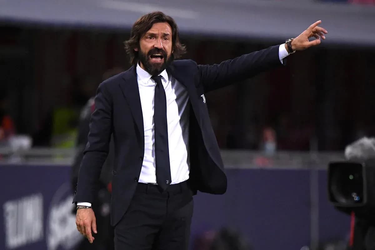 Entrenador dirigiendo a su equipo durante un partido
