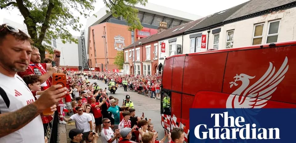 Aficionados de Liverpool saludando el autobús del equipo