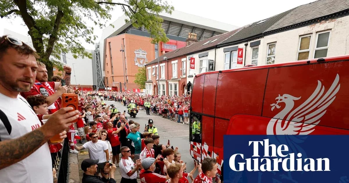 Aficionados de Liverpool saludando el autobús del equipo