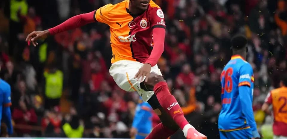Jugador de Galatasaray celebrando un gol en el partido