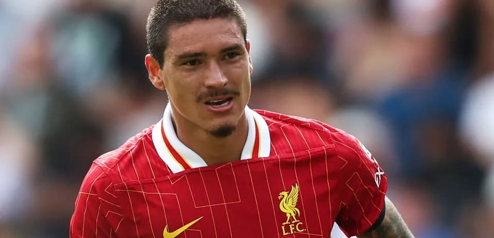 Jugador de Liverpool corriendo en campo de fútbol