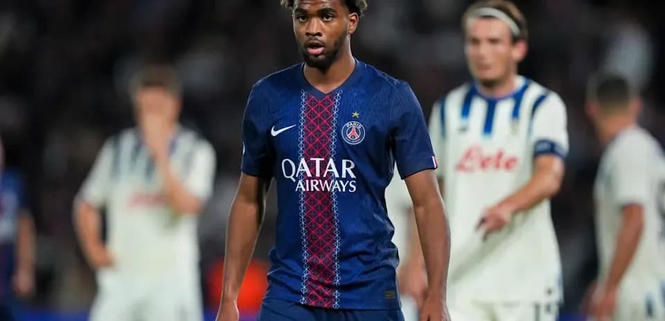 Jugador de PSG caminando durante el partido