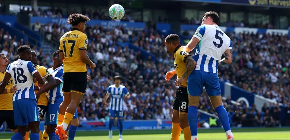 Acción de un tiro libre entre Brighton y Wolves