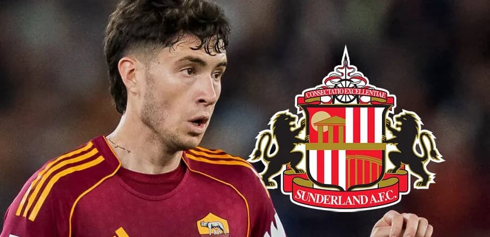 Jugador de la Roma con logo de Sunderland A.F.C.