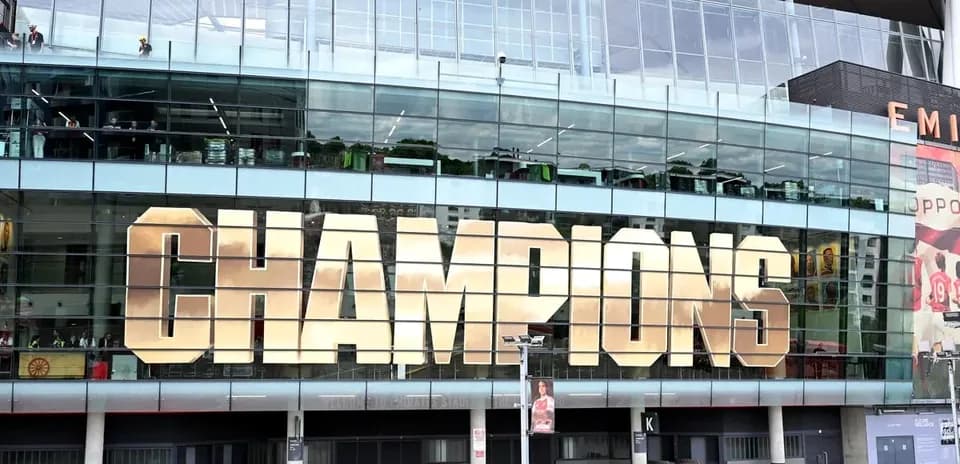 Exterior del estadio con la palabra 'CHAMPIONS'