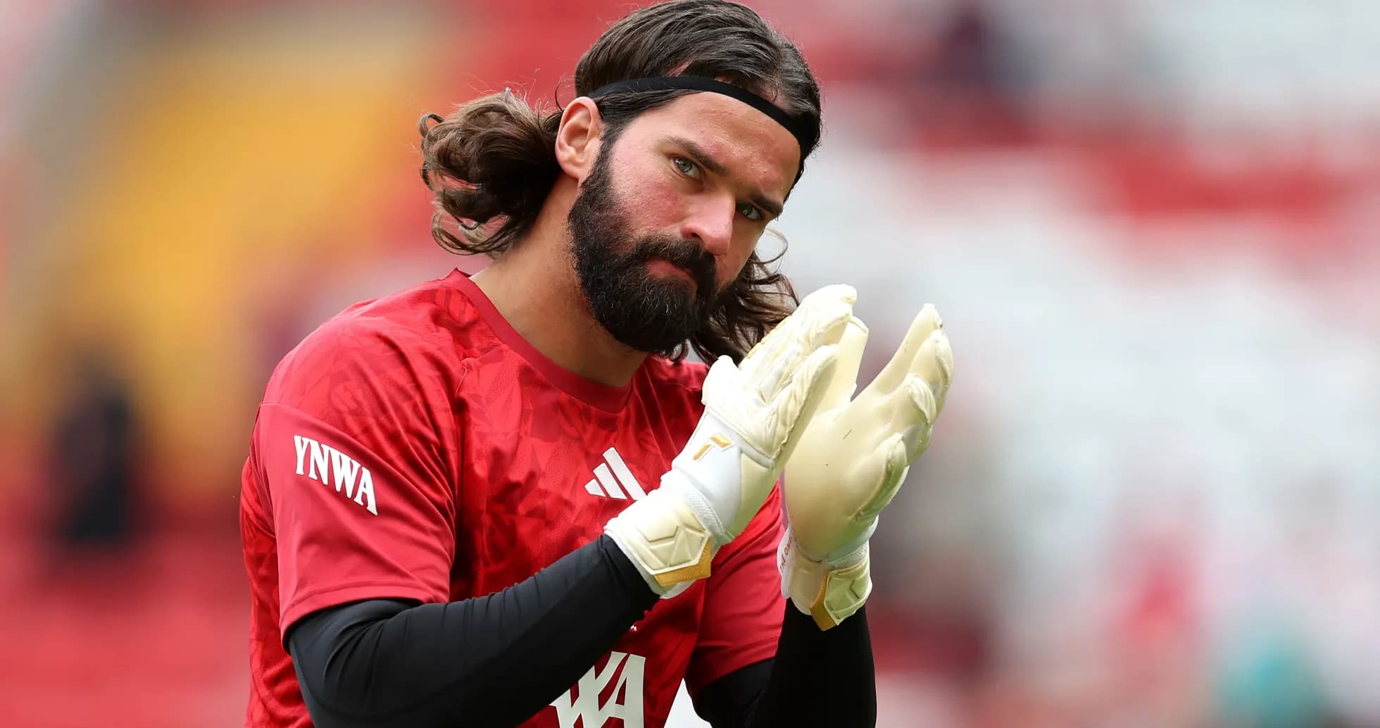 Portero aplaudiendo con guantes en campo