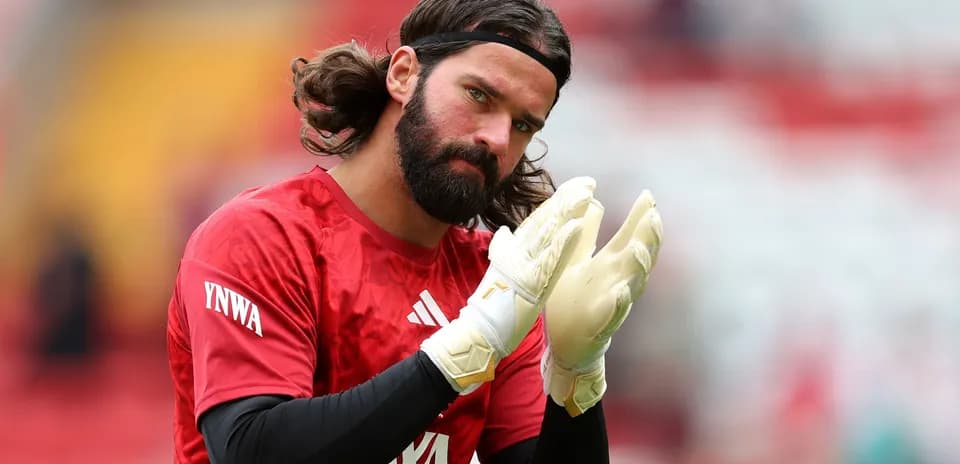 Portero aplaudiendo con guantes en campo