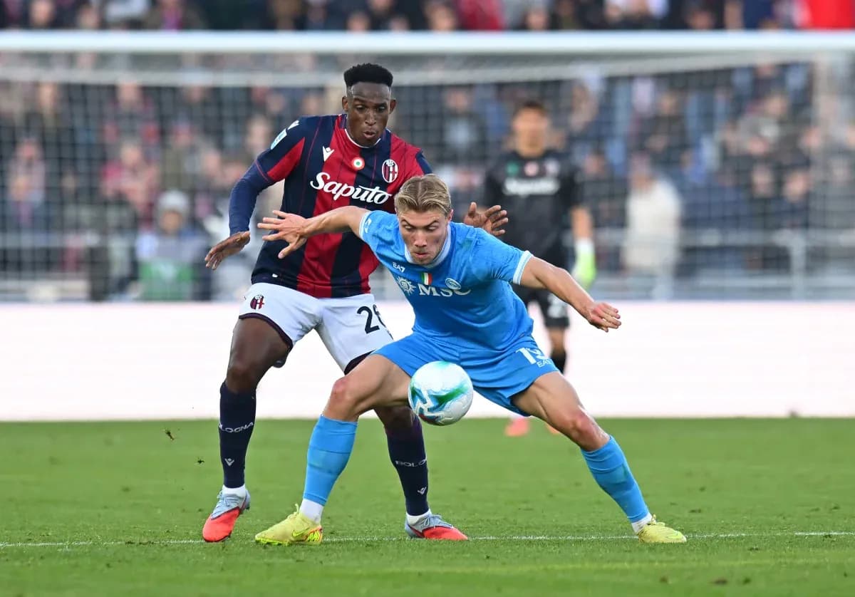 Jugador de Napoli luchando por el balón