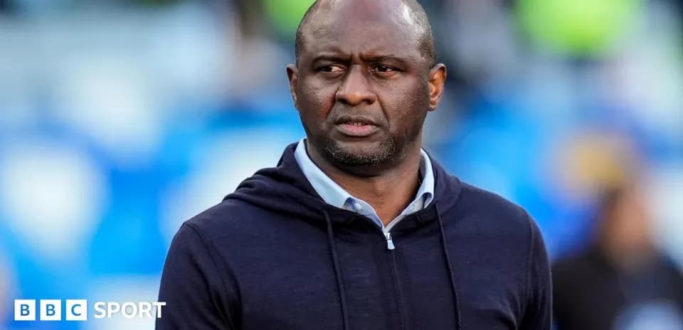 Entrenador observando el partido desde la línea lateral