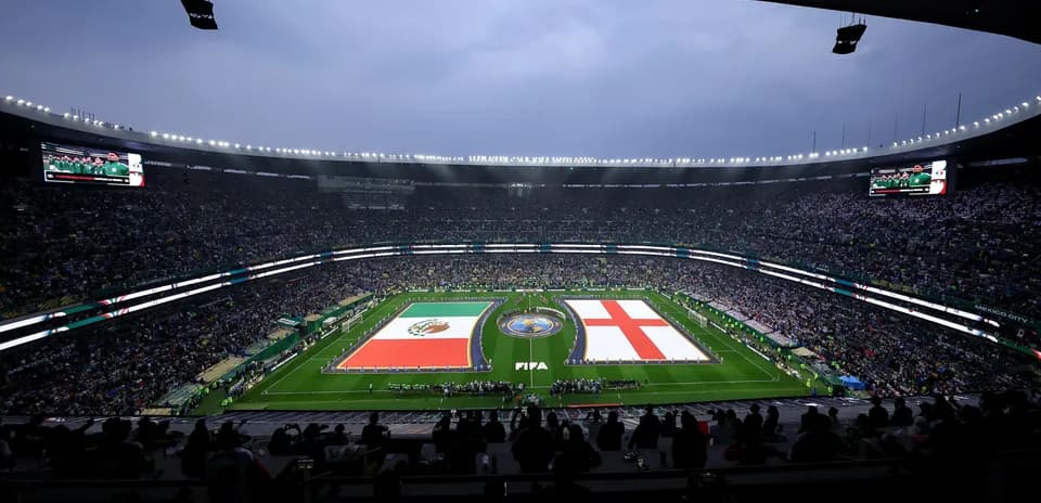 Banderas de México e Inglaterra en el estadio