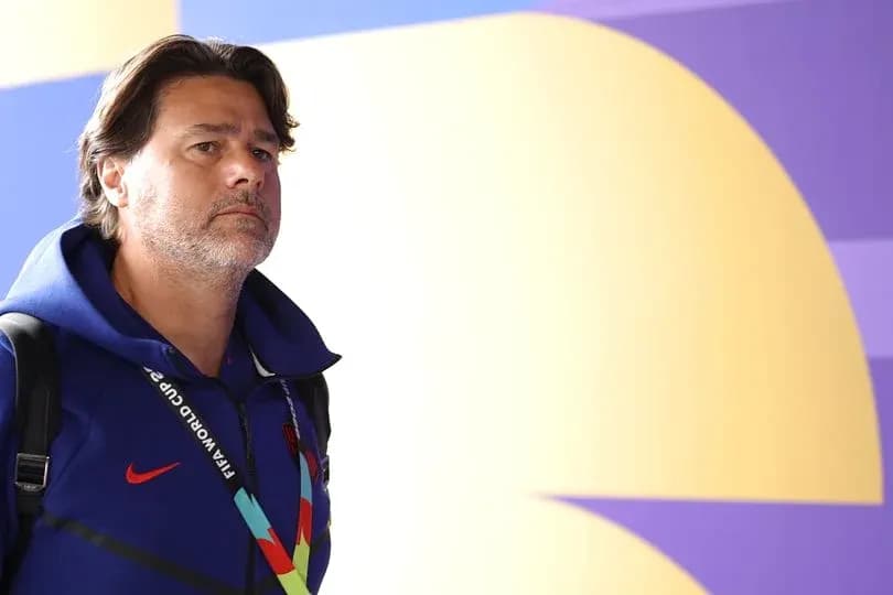 Entrenador entrando al recinto con camiseta de equipo