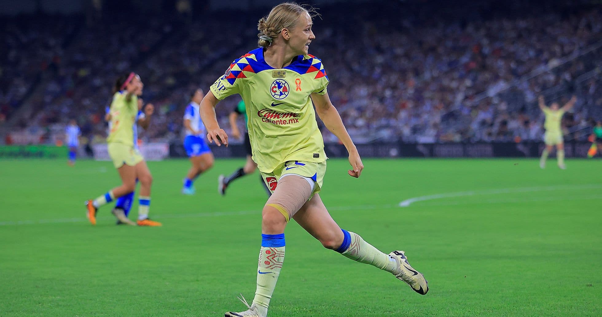 Jugadora de América W corriendo en el campo