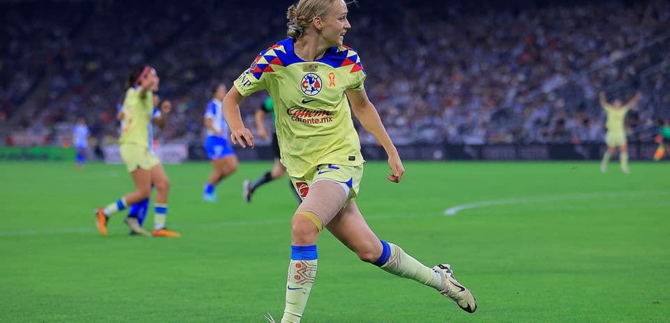 Jugadora de América W corriendo en el campo