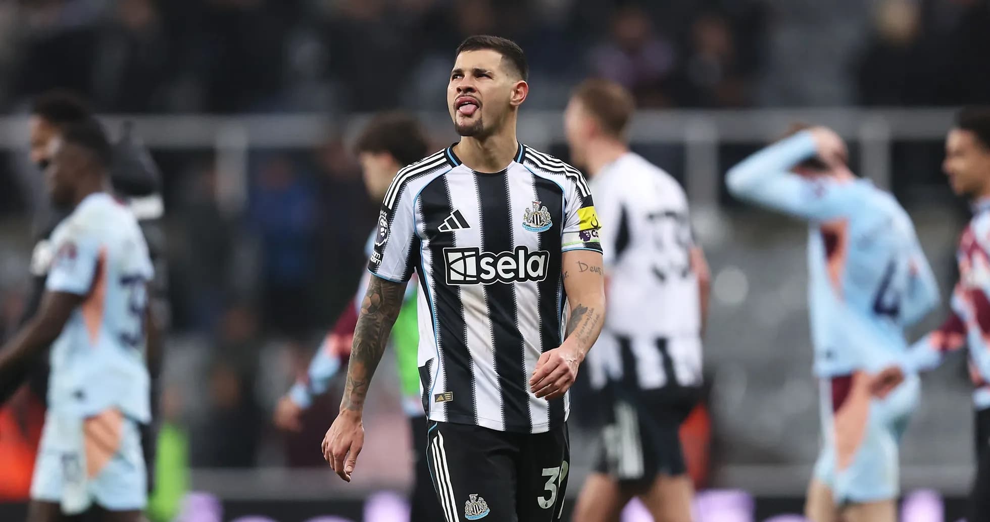 Jugador de Newcastle United caminando tras el partido