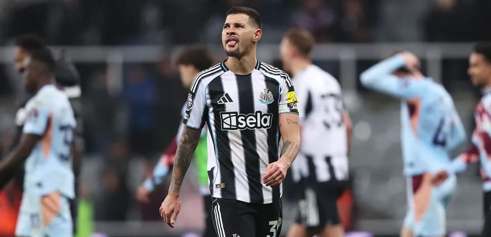 Jugador de Newcastle United caminando tras el partido