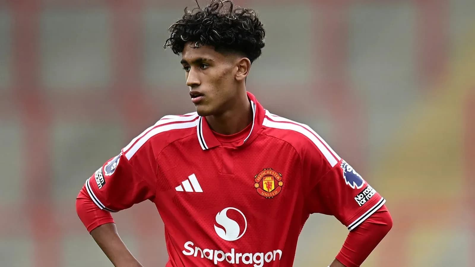 Jugador de Manchester United en uniforme rojo
