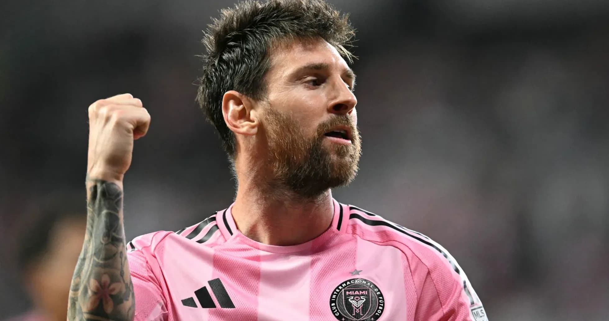 Jugador levantando el puño en celebración durante partido
