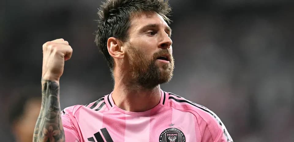 Jugador levantando el puño en celebración durante partido