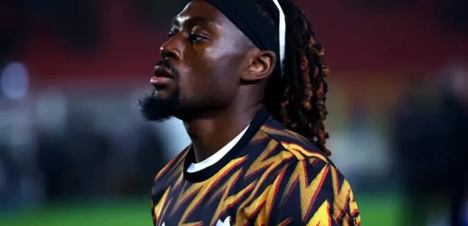 Jugador con camiseta colorida en el campo