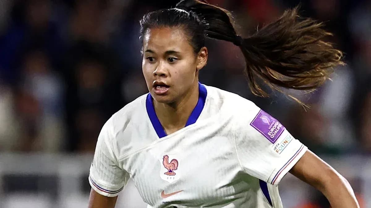 Jugadora de Francia corriendo con el balón