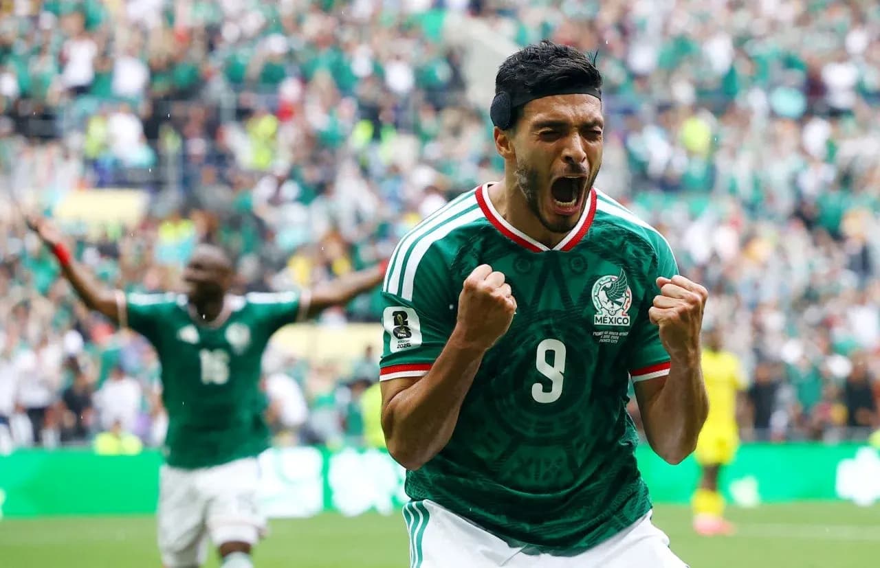 Jugador mexicano celebra un gol en el estadio