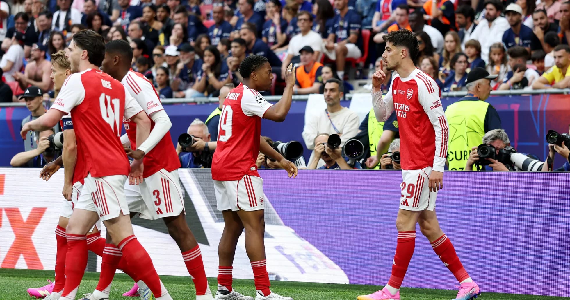 Jugadores de Arsenal celebrando en el campo