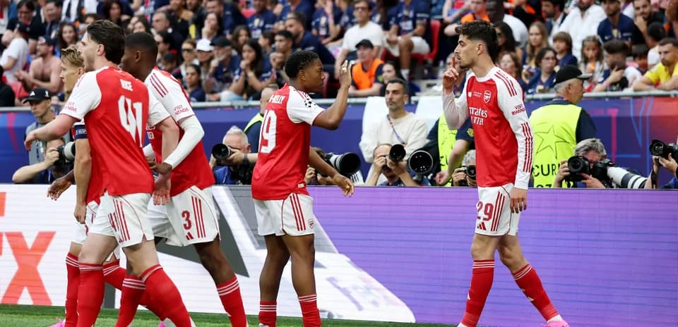 Jugadores de Arsenal celebrando en el campo