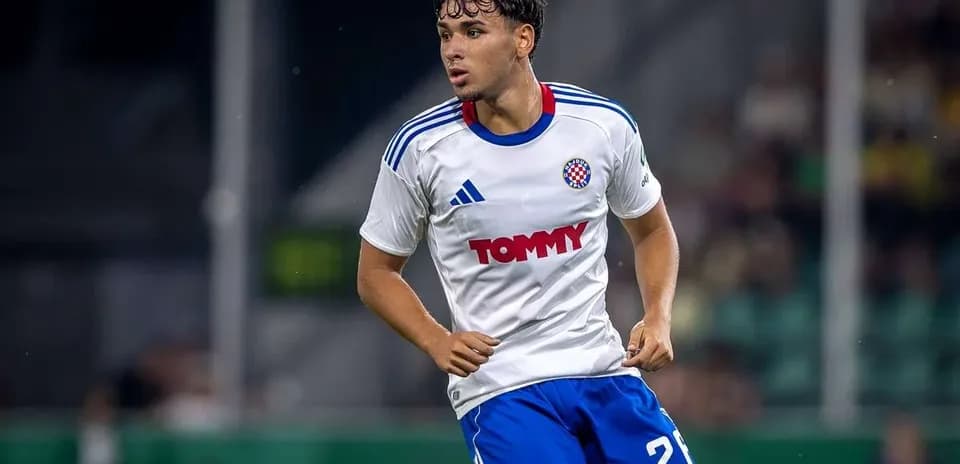 Jugador con camiseta blanca de Tommy corriendo en el campo