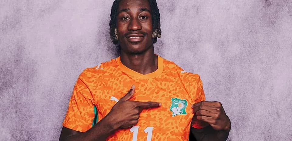 Jugador señalando el escudo de Costa de Marfil