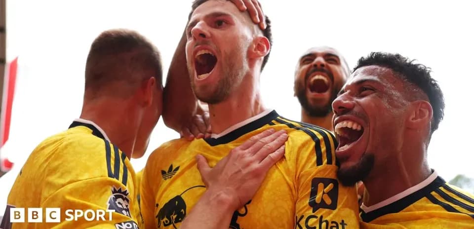 Jugadores celebrando un gol con alegría