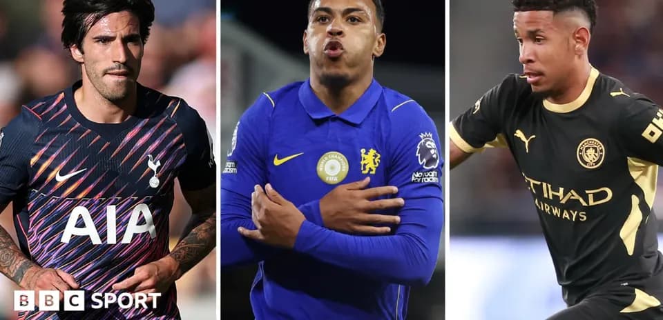 Jugadores de fútbol en acción con sus equipos