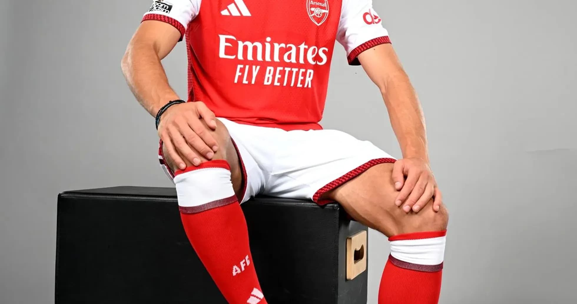 Jugador de Arsenal posando con balón de fútbol