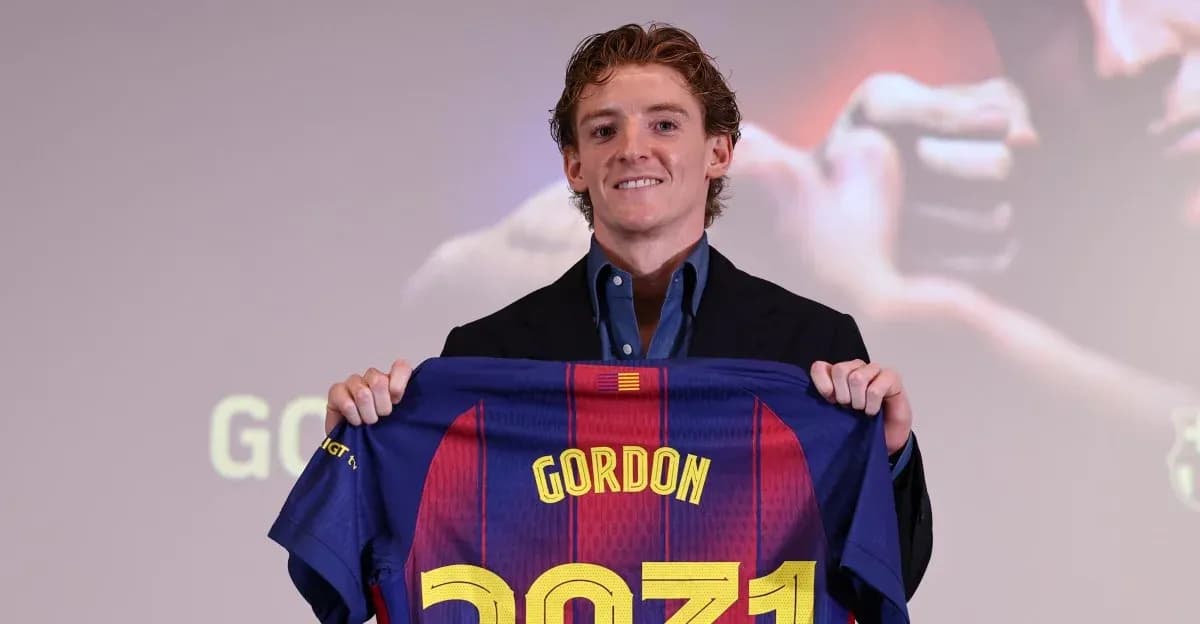 Jugador presenta camiseta de FC Barcelona en evento