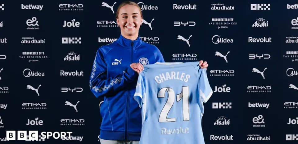 Jugadora presentando camiseta de Manchester City en evento
