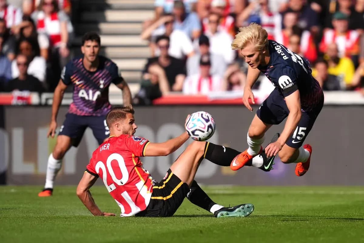 Jugador de Southampton cae mientras disputa el balón