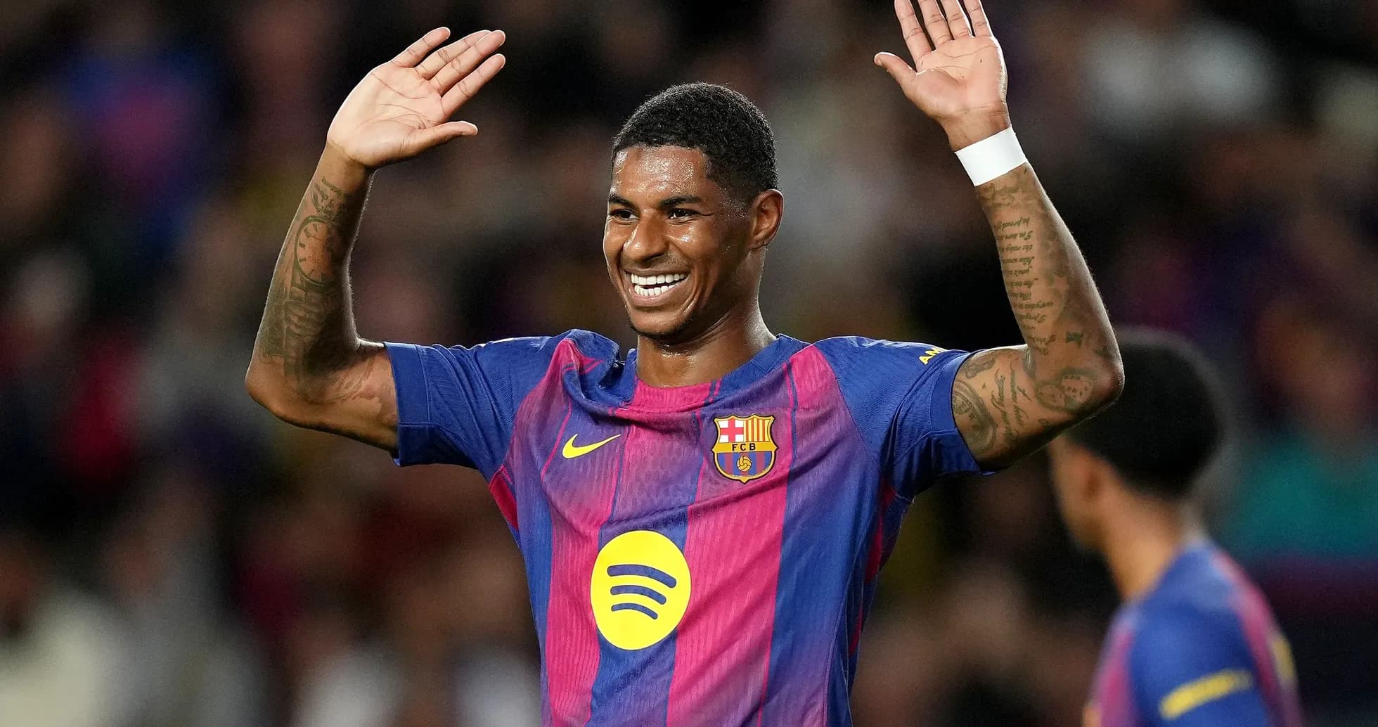 Jugador de Barcelona celebrando con las manos levantadas