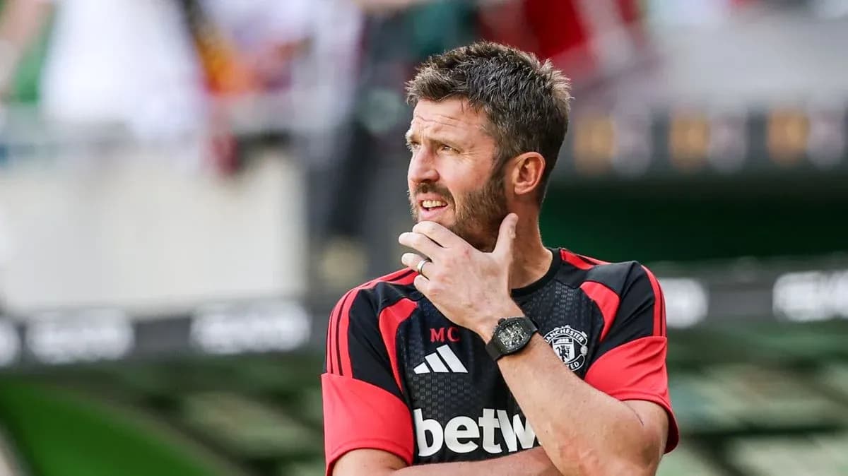 Entrenador de Manchester United observando el partido