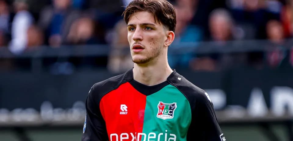 Jugador del NEC Nijmegen en uniforme durante partido