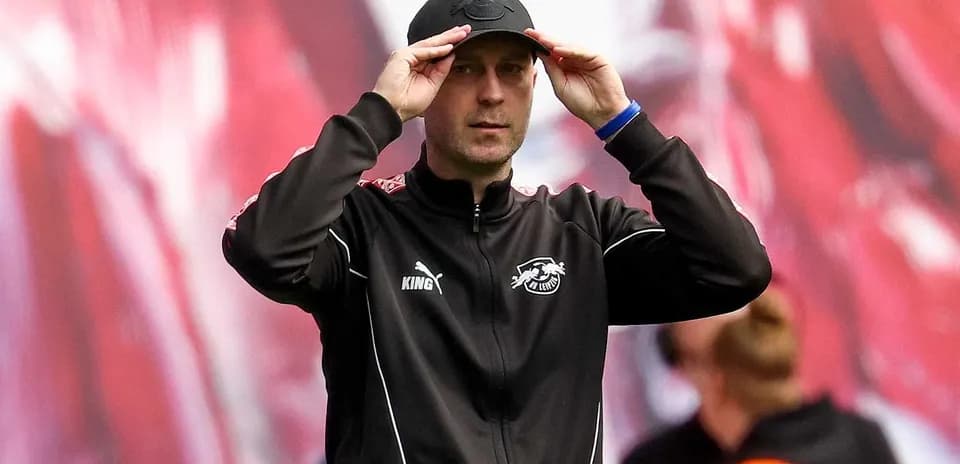 Entrenador ajustando su gorra durante el partido