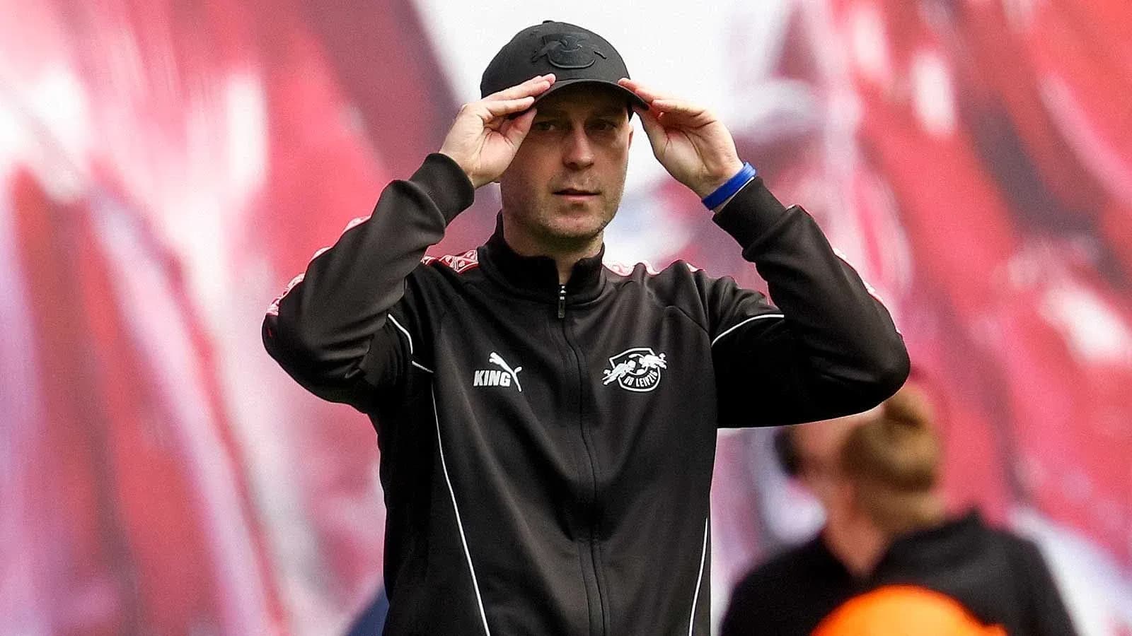 Entrenador ajustando su gorra durante el partido