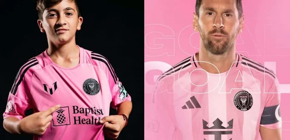 Niño y jugador en camisetas rosa del Inter Miami