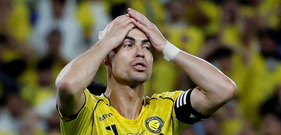 Jugador con camiseta amarilla lamentándose en el campo